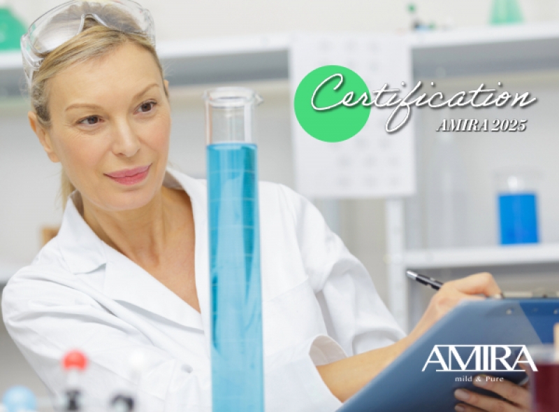 金髮女醫生專業檢視試管藍色液體並紀錄數據，右上角顯示certification AMIRA 2025