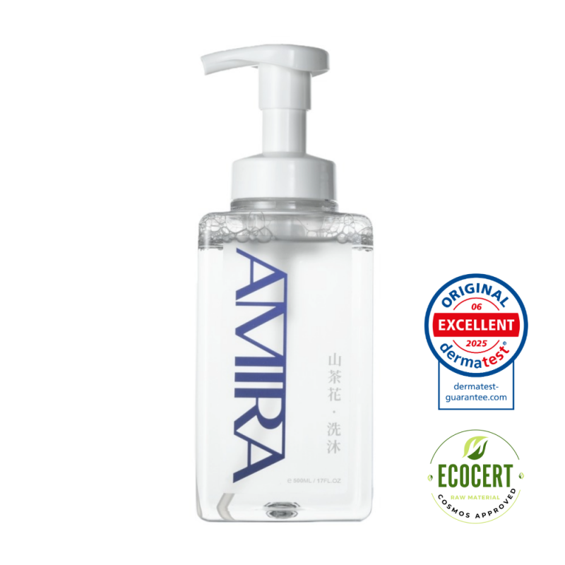AMIRA A68山茶花洗沐瓶身 ，搭配ECOCERT有機認證與DERMATEST認證標誌