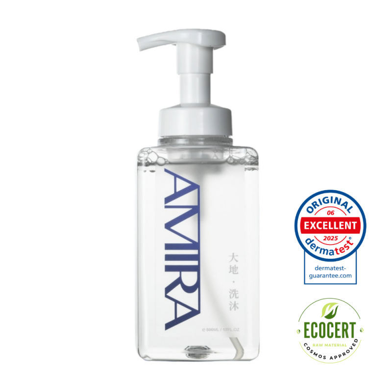 AMIRA A69大地洗沐瓶身 ，搭配ECOCERT有機認證與DERMATEST認證標誌